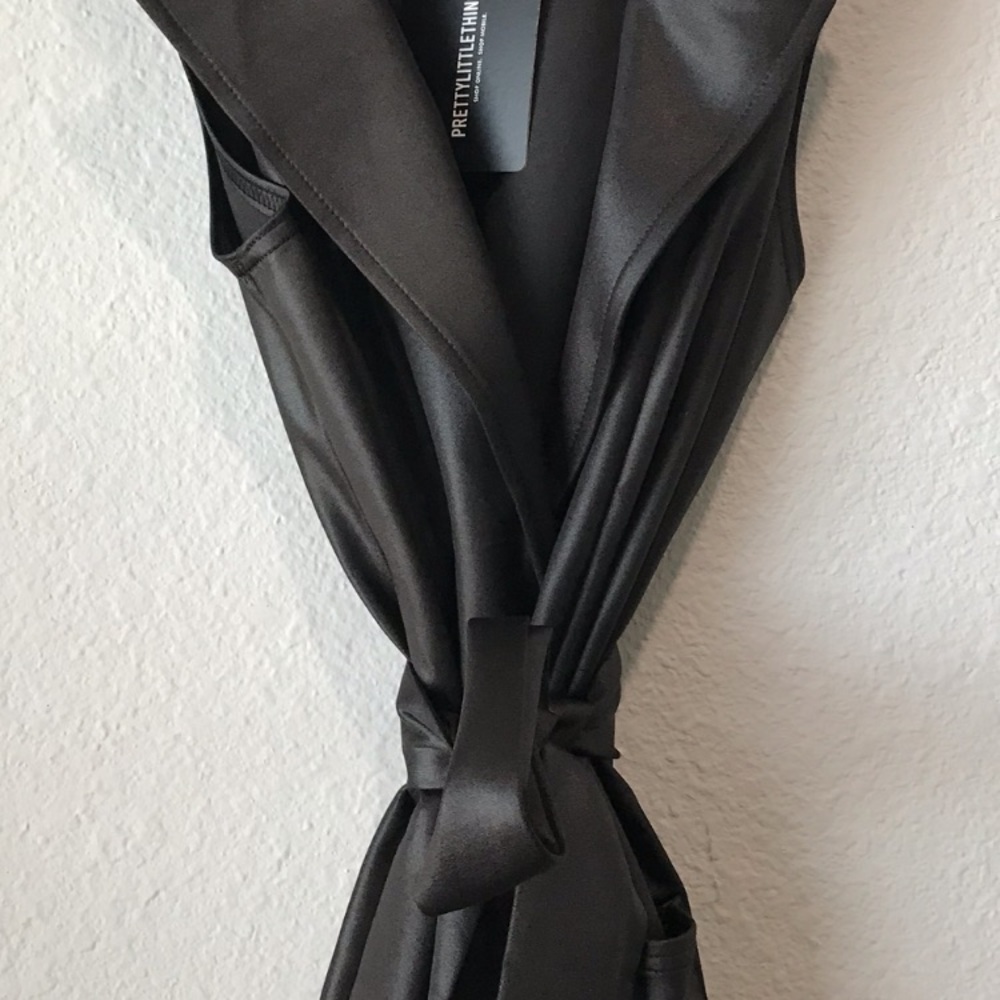 PrettyLittleThing Black wrap dress! - Picture 2 of 3